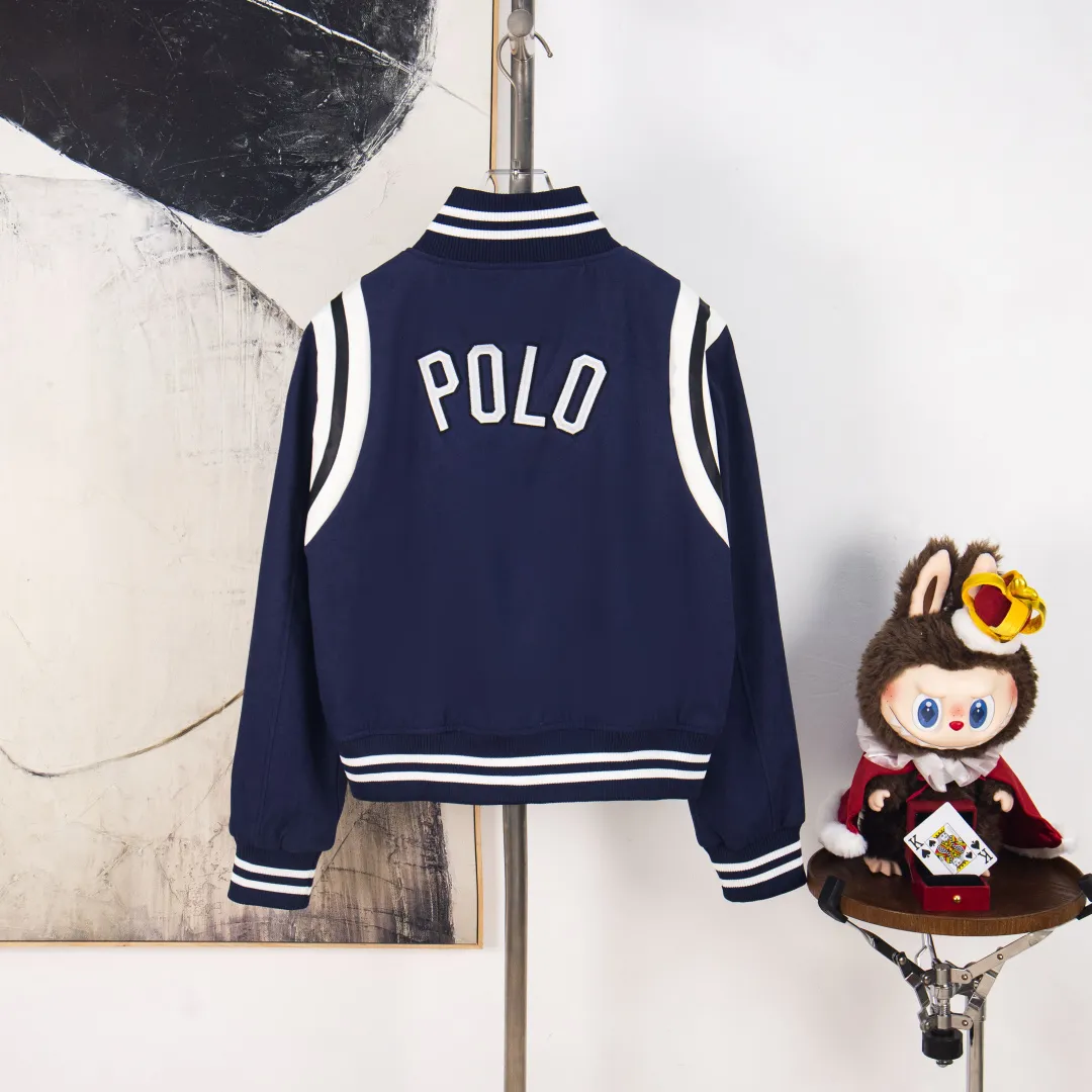 P320 zp version [Exclusive supply] Ralph Lauren/Ralph Lauren 2024 new hollow pony embroidery American retro wool surface splicing leather surface Zheng Xiujing's same short baseball uniform - Purchase the original open mold piqué twill 60 wool fabric ✅ Distinguish the market polyester woolen substandard model ❌ - Shoulder splicing soft lambskin ✅ Non-market artificial PU leather substandard model ❌ - Customized laser concave and convex RL original snap button✅ Unconventional flat four-button buckle in the market❌ - Four-strand thickened custom thread ✅ Not ordinary thin in the market ❌ - A baseball flight jacket that has been out of stock for a long time at the counter. Compared with SLP LV's baseball uniform, this Ralph Lauren baseball uniform has a more collegial feel. The upper body is versatile and not picky. The whole version is short, which makes the overall head-to-body ratio better. The shoulder seams are flat and open to avoid bloated bulges. The horse mark is hollowed out on the front chest. POLO font thick thread embroidery on the back, great texture Color: Blue Size: S M L XL Number: WW10756